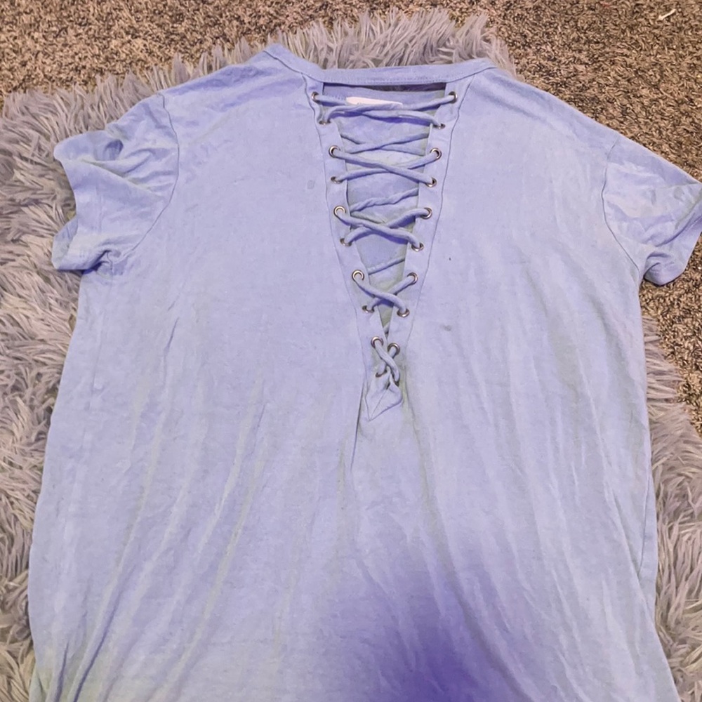 blue tied down middle tee